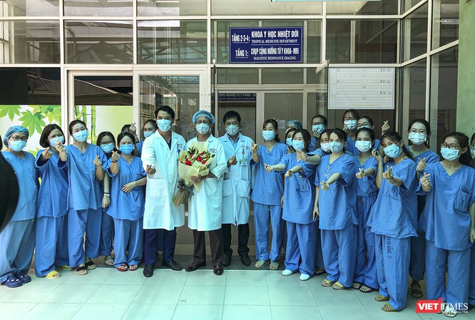 Ảnh: Bệnh nhân mắc COVID-19 thứ 135 điều trị ở Đà Nẵng xuất viện sáng nay ảnh 9