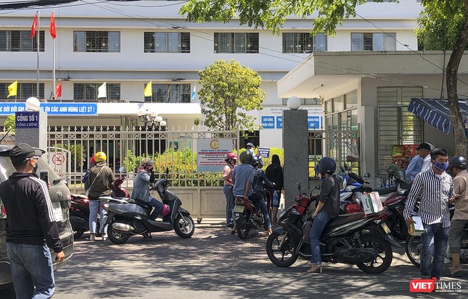 Cộng đồng mạng xôn xao khi sáng nay, BV C ở Đà Nẵng bất ngờ đóng cửa, hạn chế người ra vào ảnh 1