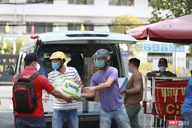 Ảnh: Tình người Đà Nẵng qua những chuyến hàng ủng hộ bác sĩ nơi tuyến đầu chống dịch ảnh 11