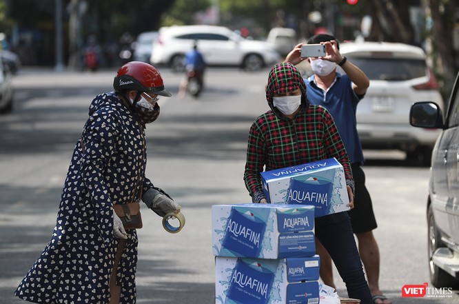 Ảnh: Tình người Đà Nẵng qua những chuyến hàng ủng hộ bác sĩ nơi tuyến đầu chống dịch ảnh 17