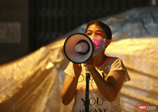 Đà Nẵng: Người dân, bác sỹ cùng hát vang “Việt Nam, Hồ Chí Minh” trong đêm tháo dỡ lệnh phong tỏa ảnh 27