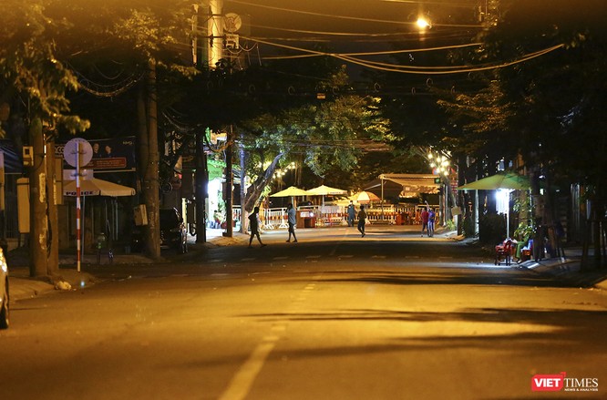 Đà Nẵng: Người dân, bác sỹ cùng hát vang “Việt Nam, Hồ Chí Minh” trong đêm tháo dỡ lệnh phong tỏa ảnh 8