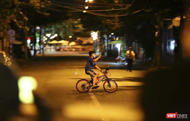 Đà Nẵng: Người dân, bác sỹ cùng hát vang “Việt Nam, Hồ Chí Minh” trong đêm tháo dỡ lệnh phong tỏa ảnh 9