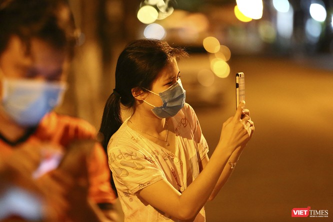Đà Nẵng: Người dân, bác sỹ cùng hát vang “Việt Nam, Hồ Chí Minh” trong đêm tháo dỡ lệnh phong tỏa ảnh 20