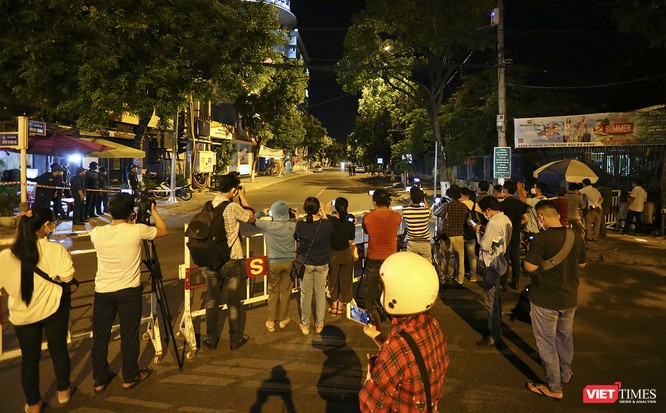 Đà Nẵng: Người dân, bác sỹ cùng hát vang “Việt Nam, Hồ Chí Minh” trong đêm tháo dỡ lệnh phong tỏa ảnh 14