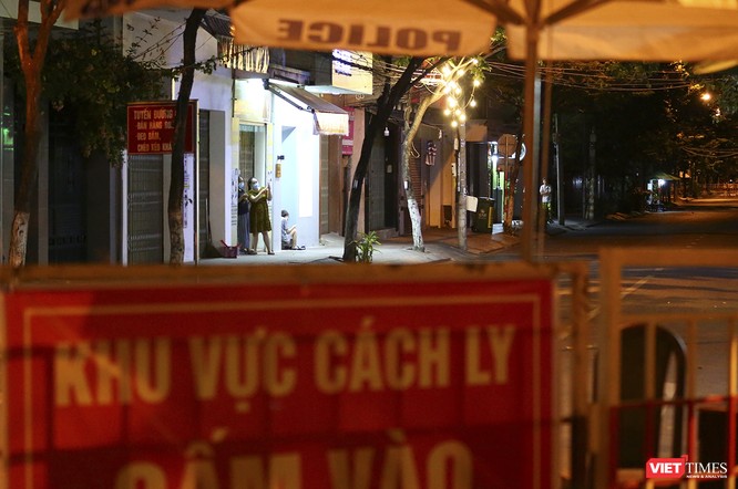 Đà Nẵng: Người dân, bác sỹ cùng hát vang “Việt Nam, Hồ Chí Minh” trong đêm tháo dỡ lệnh phong tỏa ảnh 6