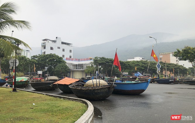 Bão số 5 cận kề, Đà Nẵng khẩn trương đưa tàu thuyền lên bờ tránh trú ảnh 15