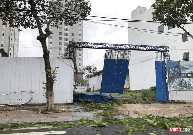 Đà Nẵng như bãi chiến trường sau trận "càn quét" của siêu bão số 9 ảnh 10