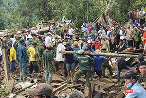 Cận cảnh cứu hộ nạn nhân sạt lở đất ở Trà Leng ảnh 6