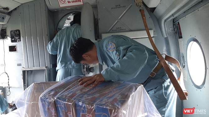 Ảnh: Lập cầu hàng không tiếp tế lương thực cho gần 3.000 người dân đang bị chia cắt ở Phước Sơn ảnh 2