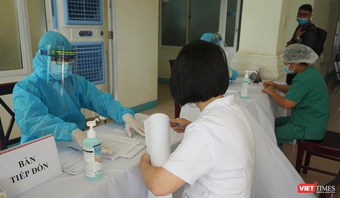 Ảnh: 100 y bác sĩ đầu tiên của Đà Nẵng được tiêm vaccine COVID-19 ảnh 19