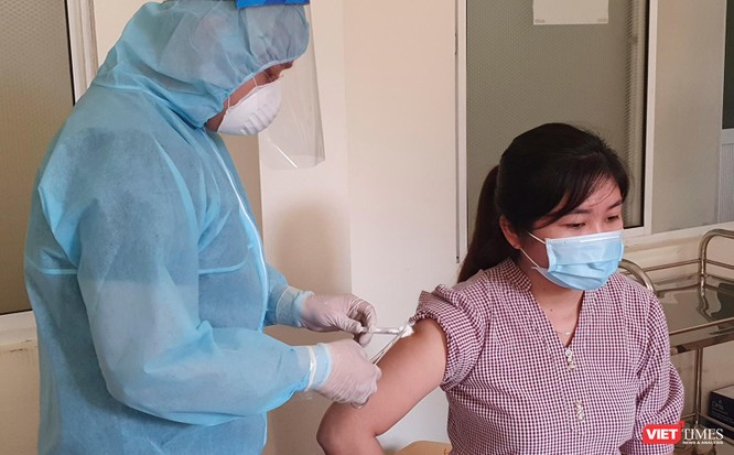 Ảnh: 100 y bác sĩ đầu tiên của Đà Nẵng được tiêm vaccine COVID-19 ảnh 13