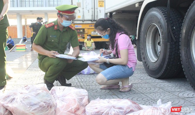 Ảnh: Ngày đầu hoạt động ở các điểm cung ứng thực phẩm do Công an Đà Nẵng đảm nhiệm ảnh 15