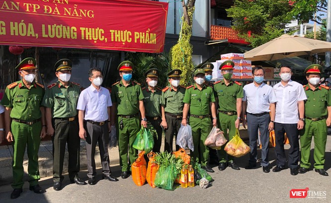 Ảnh: Ngày đầu hoạt động ở các điểm cung ứng thực phẩm do Công an Đà Nẵng đảm nhiệm ảnh 1