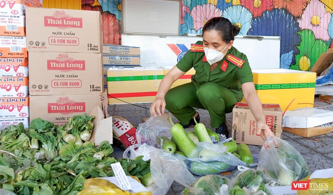 Ảnh: Khi các chiến sĩ công an ở Đà Nẵng vào vai “người vận chuyển” ảnh 9