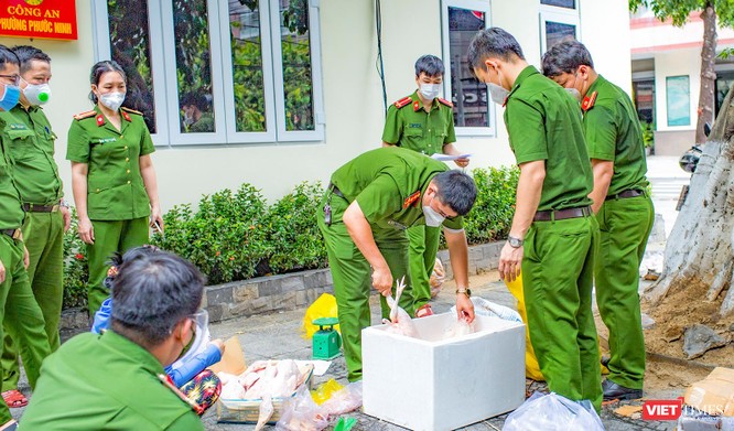 Ảnh: Khi các chiến sĩ công an ở Đà Nẵng vào vai “người vận chuyển” ảnh 6