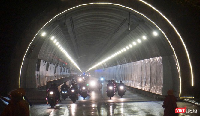 Lần đầu tiên mở hầm Hải Vân cho xe máy của người dân từ miền Nam về quê đi qua ảnh 8