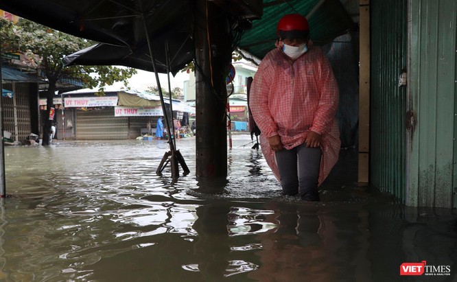 Quảng Nam: Mưa lớn kéo dài, nhiều nơi ở TP Tam Kỳ ngập sâu trong nước ảnh 8