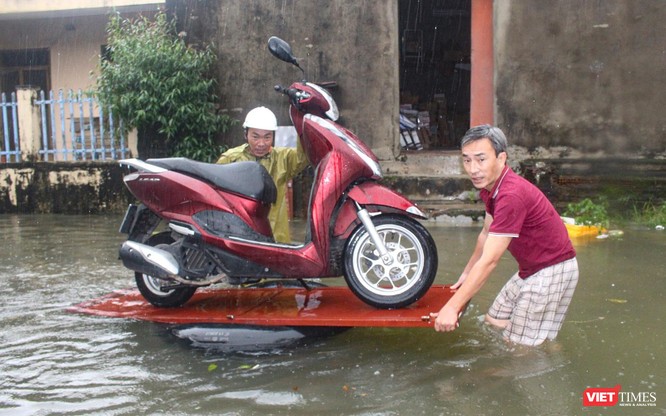 Quảng Nam: Mưa lớn kéo dài, nhiều nơi ở TP Tam Kỳ ngập sâu trong nước ảnh 10