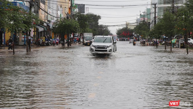 Quảng Nam: Mưa lớn kéo dài, nhiều nơi ở TP Tam Kỳ ngập sâu trong nước ảnh 1