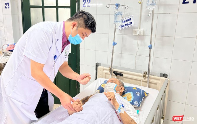Bệnh viện Việt Đức thay khớp vai thành công cho bệnh nhân cao tuổi nhất Việt Nam ảnh 1
