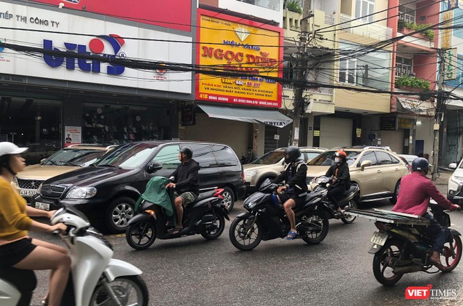 Ảnh: Xe ô tô nằm la liệt trên đường phố Đà Nẵng sau cơn mưa lịch sử đêm 14/10 ảnh 10