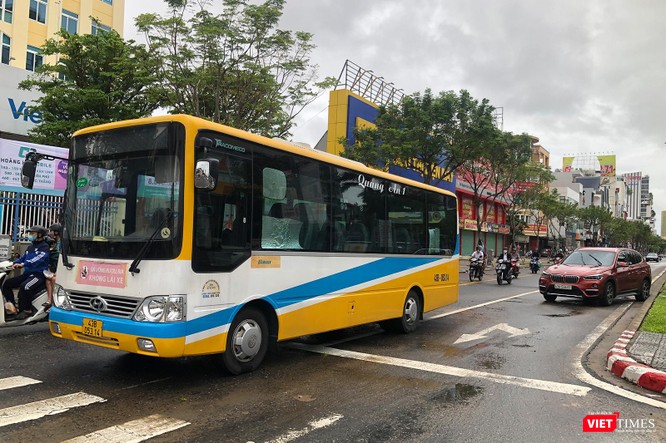 Ảnh: Xe ô tô nằm la liệt trên đường phố Đà Nẵng sau cơn mưa lịch sử đêm 14/10 ảnh 14