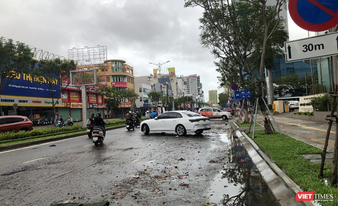 Ảnh: Xe ô tô nằm la liệt trên đường phố Đà Nẵng sau cơn mưa lịch sử đêm 14/10 ảnh 13
