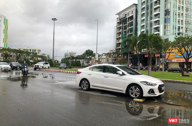 Ảnh: Xe ô tô nằm la liệt trên đường phố Đà Nẵng sau cơn mưa lịch sử đêm 14/10 ảnh 20