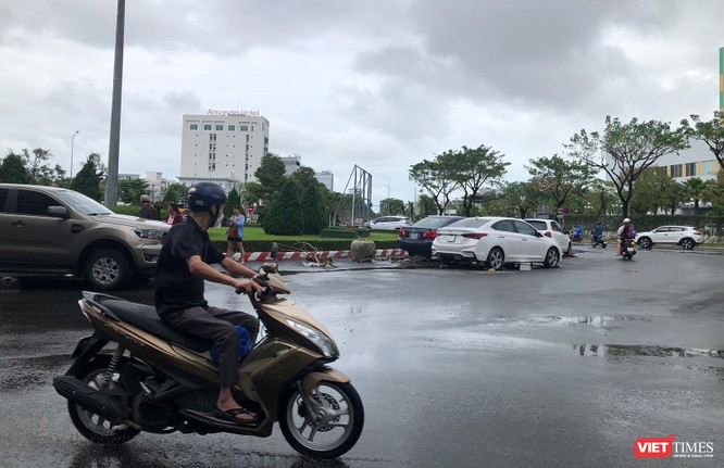 Ảnh: Xe ô tô nằm la liệt trên đường phố Đà Nẵng sau cơn mưa lịch sử đêm 14/10 ảnh 17