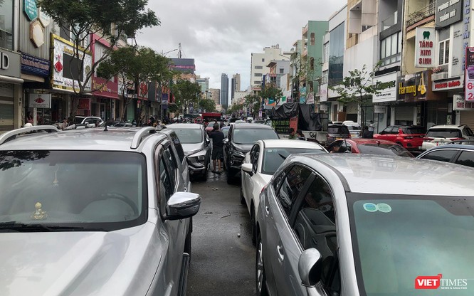 Ảnh: Xe ô tô nằm la liệt trên đường phố Đà Nẵng sau cơn mưa lịch sử đêm 14/10 ảnh 6