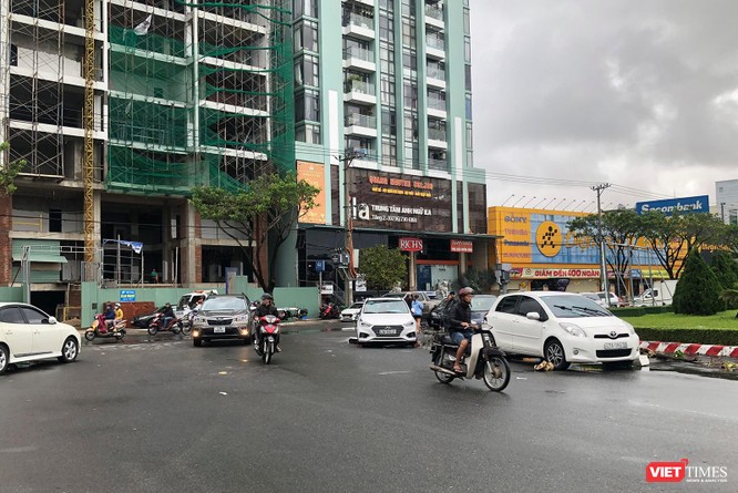 Ảnh: Xe ô tô nằm la liệt trên đường phố Đà Nẵng sau cơn mưa lịch sử đêm 14/10 ảnh 19