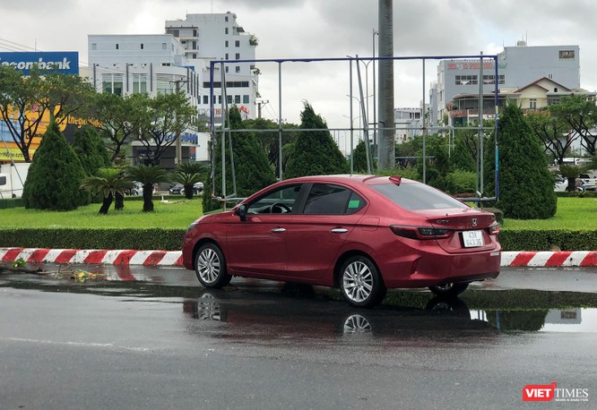 Ảnh: Xe ô tô nằm la liệt trên đường phố Đà Nẵng sau cơn mưa lịch sử đêm 14/10 ảnh 25