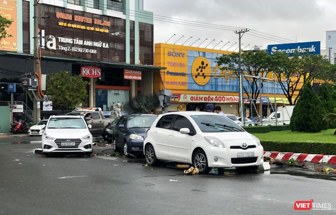 Ảnh: Xe ô tô nằm la liệt trên đường phố Đà Nẵng sau cơn mưa lịch sử đêm 14/10 ảnh 21