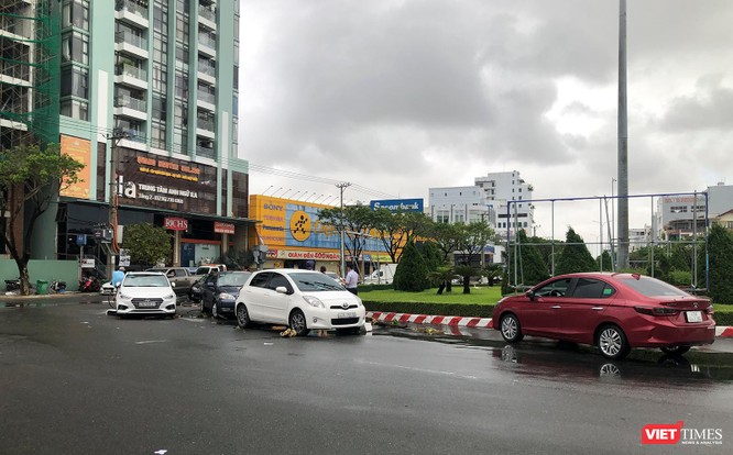 Ảnh: Xe ô tô nằm la liệt trên đường phố Đà Nẵng sau cơn mưa lịch sử đêm 14/10 ảnh 16