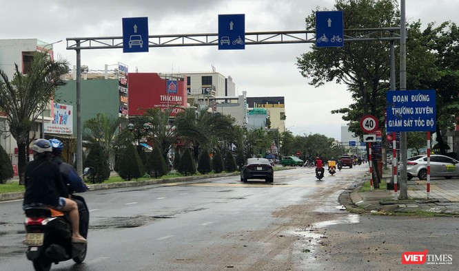 Ảnh: Xe ô tô nằm la liệt trên đường phố Đà Nẵng sau cơn mưa lịch sử đêm 14/10 ảnh 24