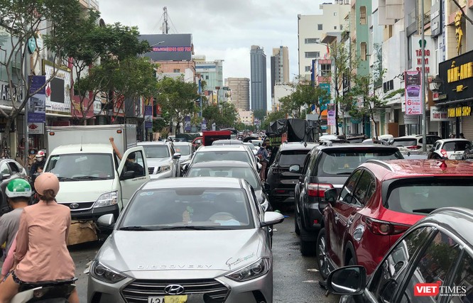 Ảnh: Xe ô tô nằm la liệt trên đường phố Đà Nẵng sau cơn mưa lịch sử đêm 14/10 ảnh 5