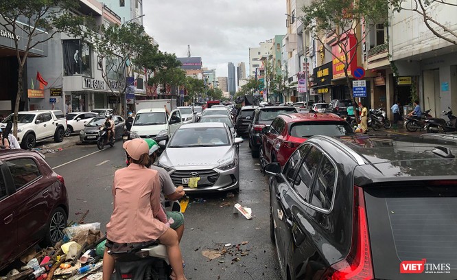 Ảnh: Xe ô tô nằm la liệt trên đường phố Đà Nẵng sau cơn mưa lịch sử đêm 14/10 ảnh 2