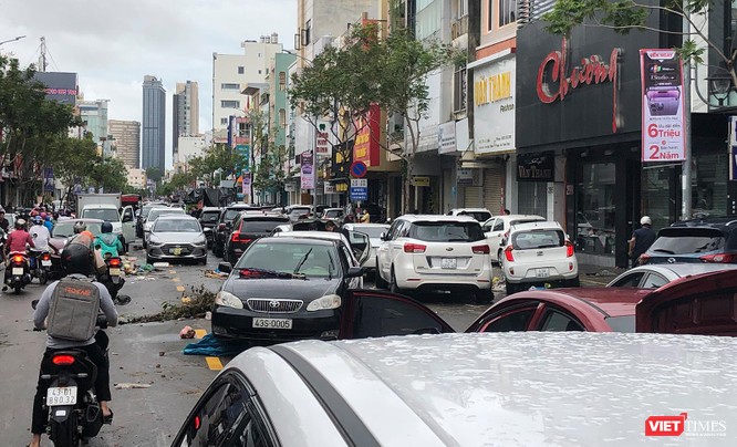 Ảnh: Xe ô tô nằm la liệt trên đường phố Đà Nẵng sau cơn mưa lịch sử đêm 14/10 ảnh 3