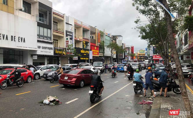 Ảnh: Xe ô tô nằm la liệt trên đường phố Đà Nẵng sau cơn mưa lịch sử đêm 14/10 ảnh 1