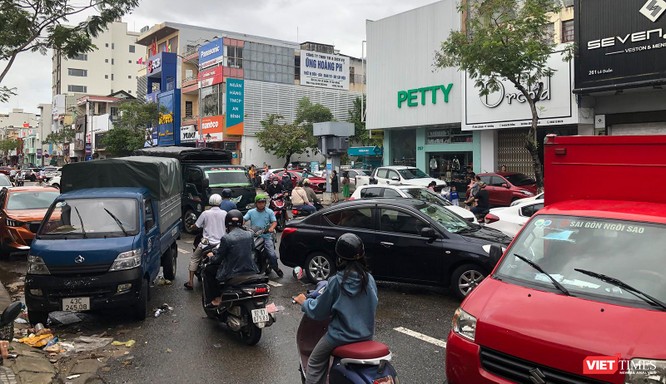 Ảnh: Xe ô tô nằm la liệt trên đường phố Đà Nẵng sau cơn mưa lịch sử đêm 14/10 ảnh 8