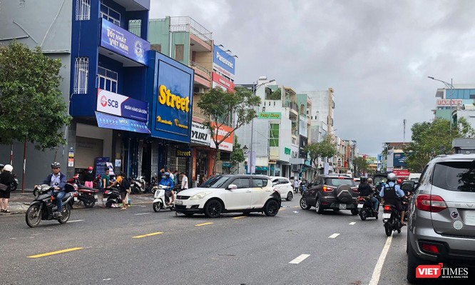Ảnh: Xe ô tô nằm la liệt trên đường phố Đà Nẵng sau cơn mưa lịch sử đêm 14/10 ảnh 9