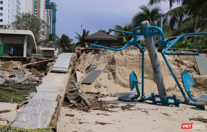 Ảnh: Biển Đà Nẵng sạt lở, xơ xác sau trận ngập lịch sử ảnh 13