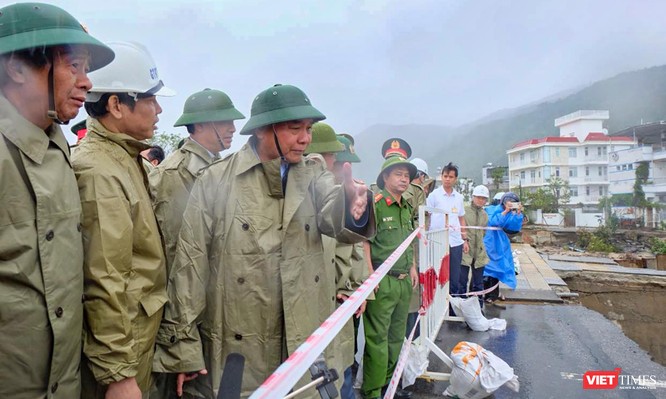 Chủ tịch nước Nguyễn Xuân Phúc thăm và tặng quà người dân Đà Nẵng bị thiệt hại do mưa lũ ảnh 2