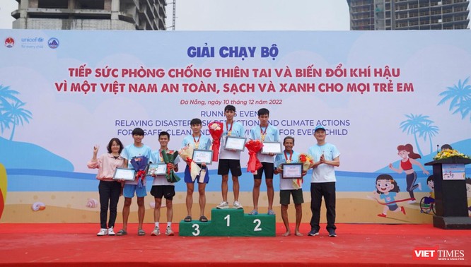 Hơn 1.000 người chạy "Tiếp sức phòng chống thiên tai và biến đổi khí hậu” ảnh 2