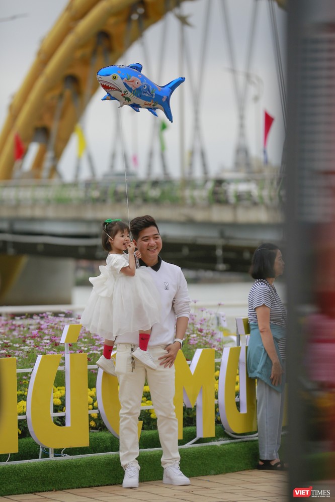 Ảnh: Người dân Đà Nẵng đổ ra đường checkin đường hoa Xuân ảnh 11