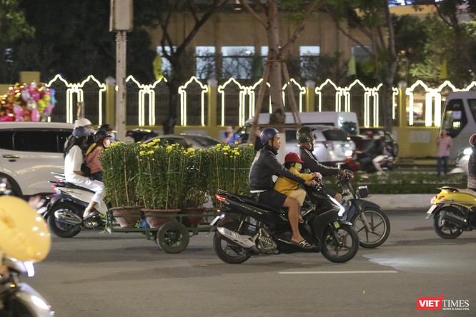 Ảnh: Người dân Đà Nẵng nô nức đổ về đường hoa Xuân đón giao thừa ảnh 23