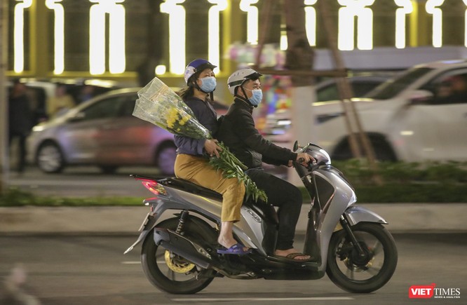 Ảnh: Người dân Đà Nẵng nô nức đổ về đường hoa Xuân đón giao thừa ảnh 21