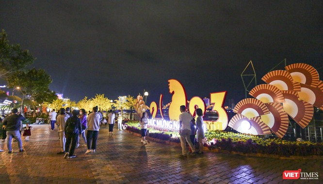 Ảnh: Người dân Đà Nẵng nô nức đổ về đường hoa Xuân đón giao thừa ảnh 2