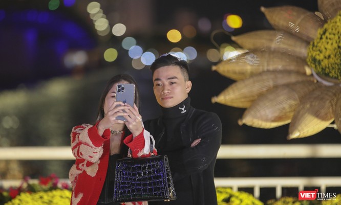 Ảnh: Người dân Đà Nẵng nô nức đổ về đường hoa Xuân đón giao thừa ảnh 18
